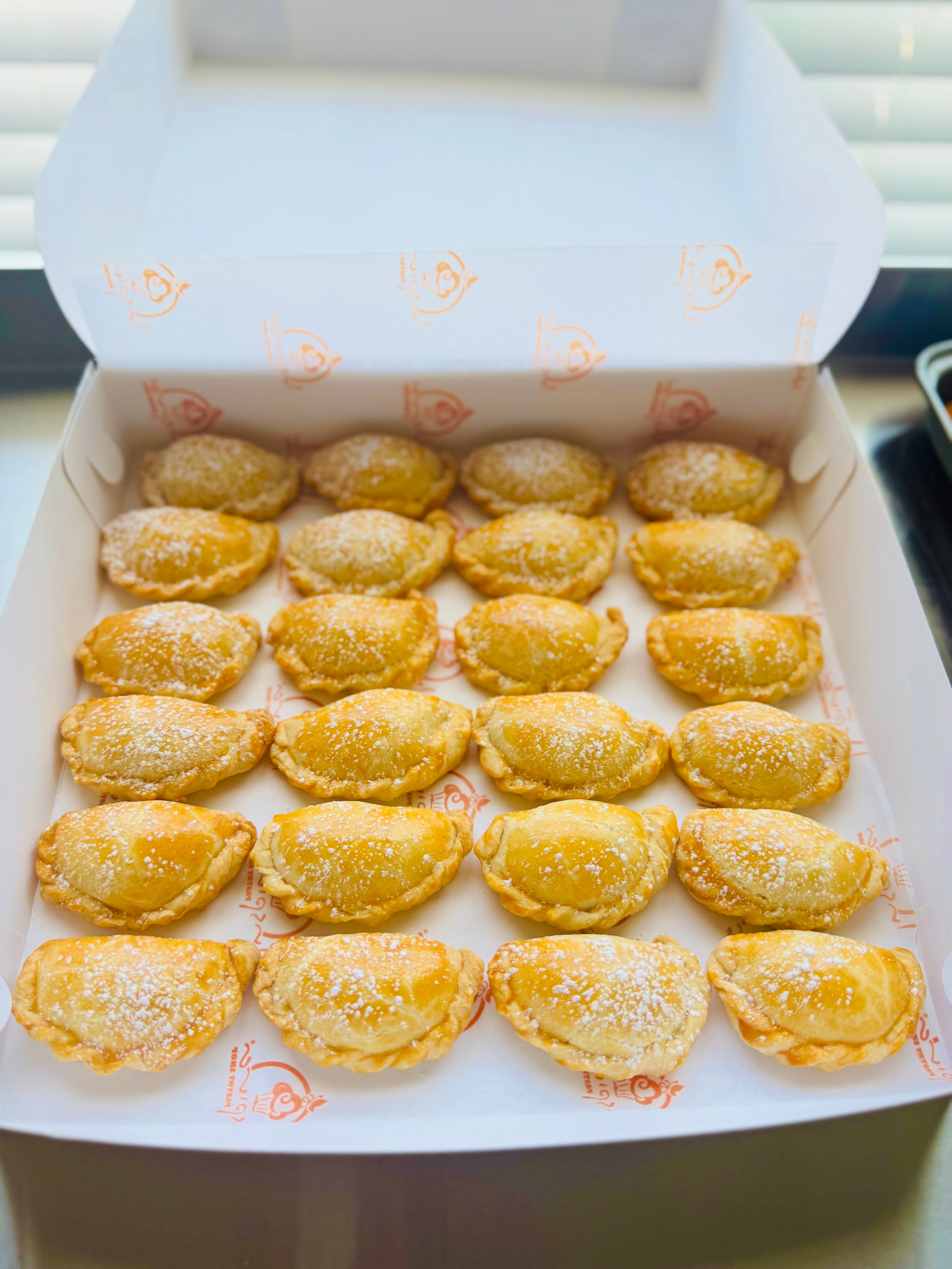Peruvian Mini Empanadas Party Pack(50) (ver opciones)